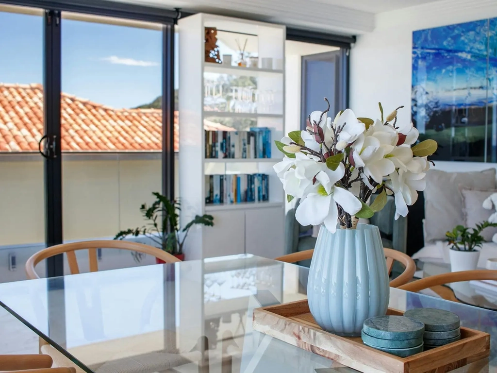 2 bedroom unit in Mermaid beach - dining