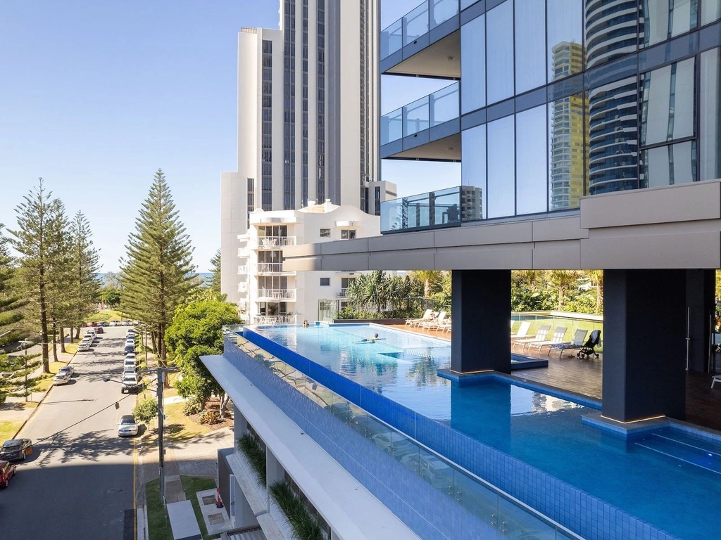 50m Infinity Pool - Ultiqa Signature Broadbeach