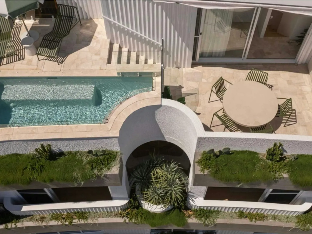 Four bedroom home in Burleigh - Pool and outdoor dining