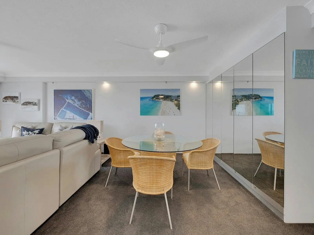 2 bedroom unit in Burleigh - dining area