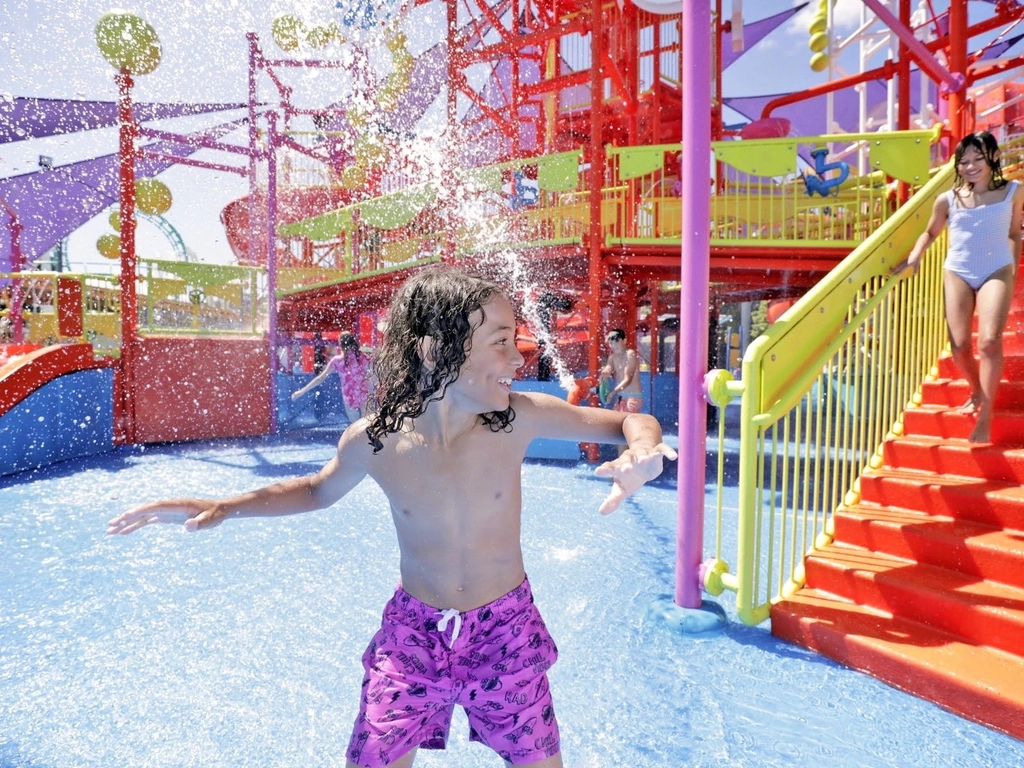 Child playing on Pipeline Plunge at WhiteWater World