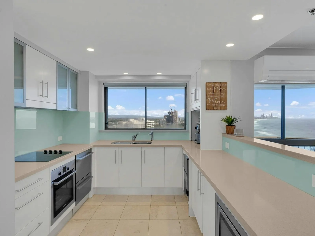 2 bedroom unit in Burleigh - Kitchen