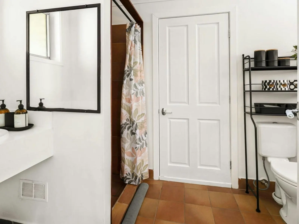 Same bathroom design on all rooms
