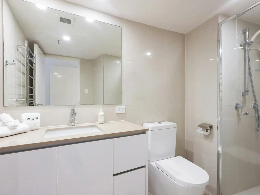 Master bedroom ensuite - Peninsula Apartment Level 7 - Gold Coast Holidays