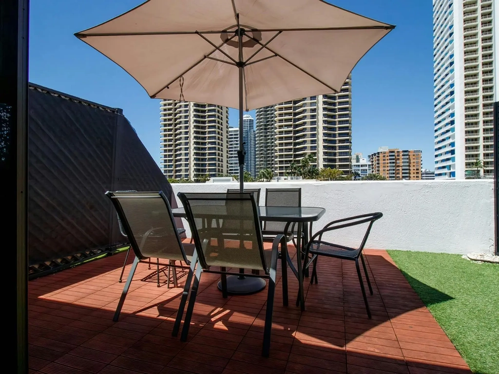 3 Bedroom unit in Surfers Paradise - Outdoor seating