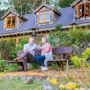 couple enjoying Sundowners at Grooms cottage & bushwalkers bar