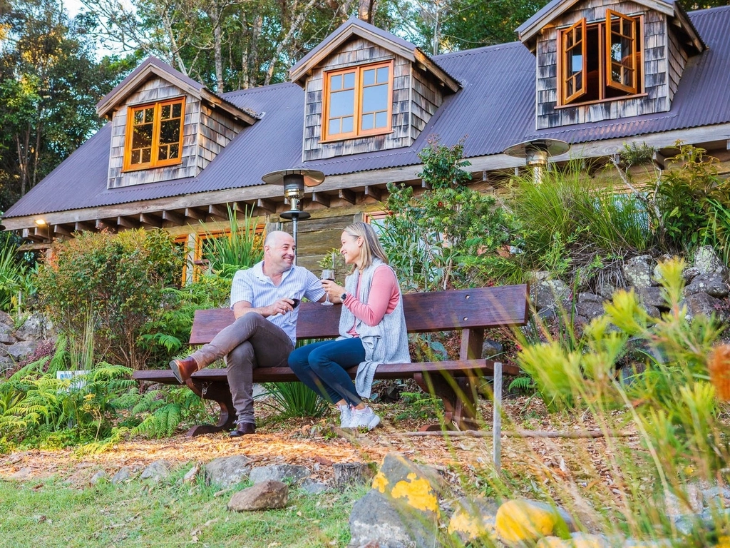 couple enjoying Sundowners at Grooms cottage & bushwalkers bar