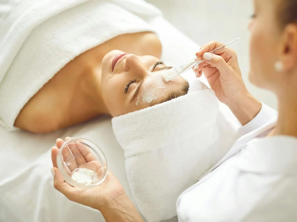 Kenz Beauty Therapist performing Facial at Kenz Beauty Spa and Moroccan Hammam