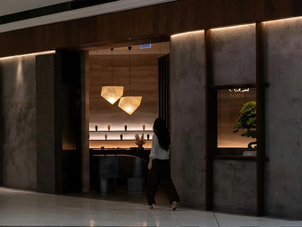 The exterior entrance of Yūsen Head Spa at Pacific Fair Shopping Centre