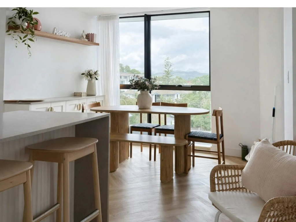 2 bedroom unit in Burleigh - kitchen and dining