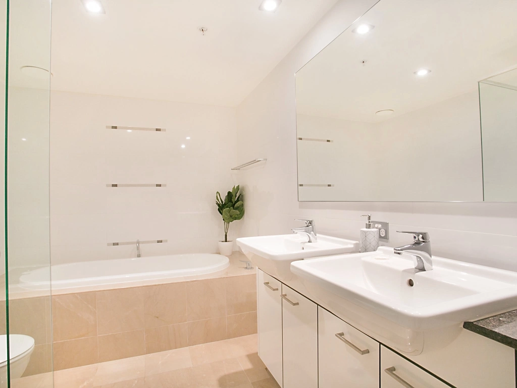 Sierra Grande - Broadbeach - Ensuite to Master Bedroom