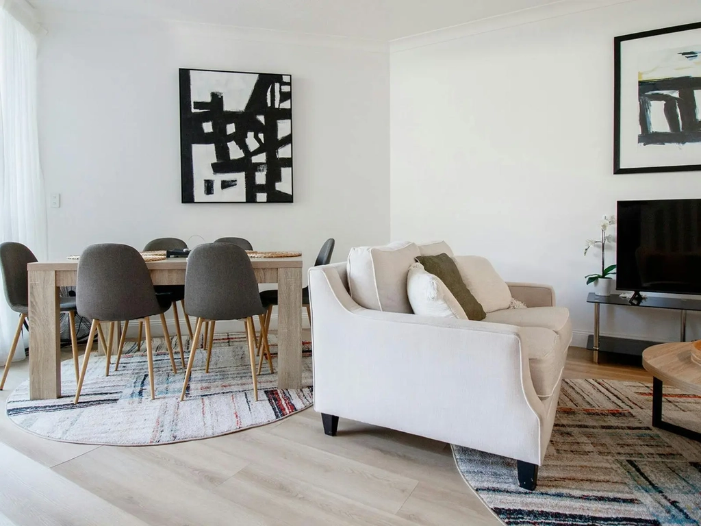 3 Bedroom unit in Surfers Paradise - lounge and dining area