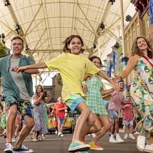 DGC_Movieworld_Parade_group.jpg
