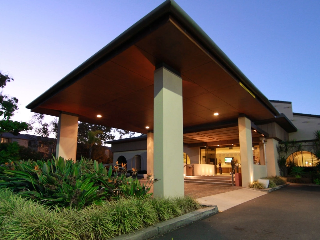 Quality Hotel Mermaid Waters Entry At Dusk