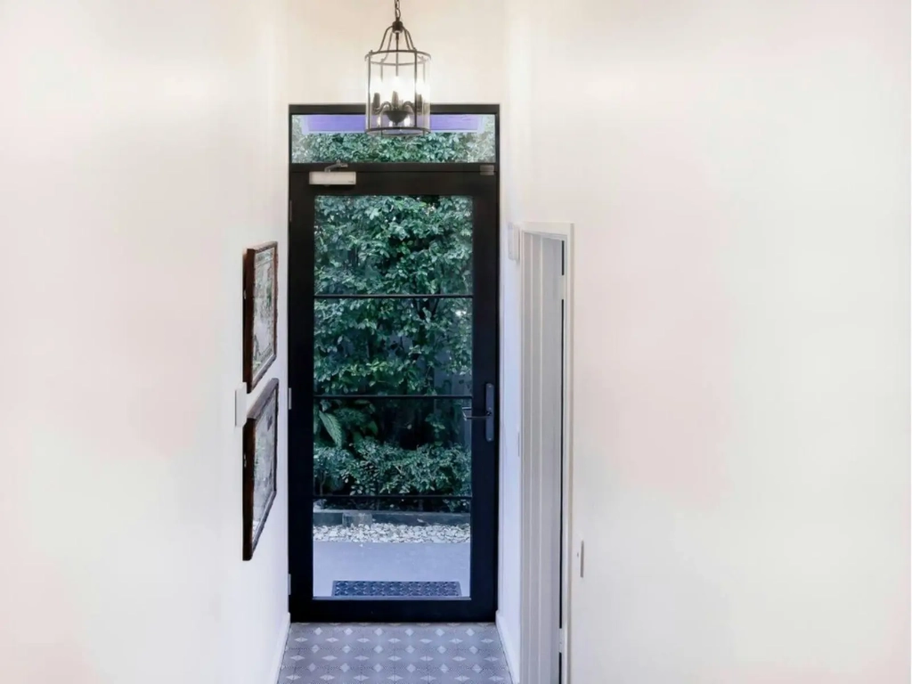 Entrance ft stairs