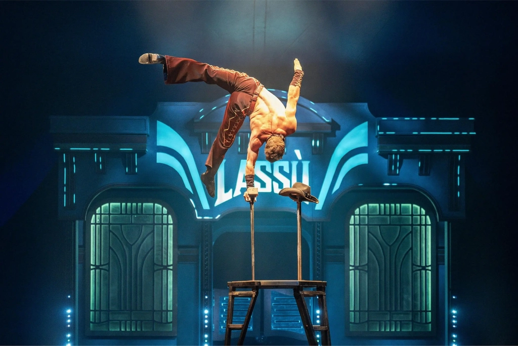 Lassu Cosmic Cabaret Image 1