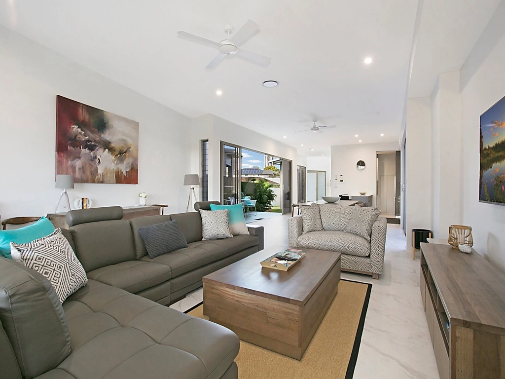 Ray Of Sunshine - Broadbeach Waters - Living Area