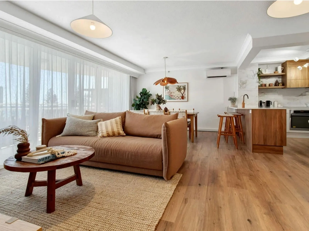 2 bedroom unit in Burleigh - lounge