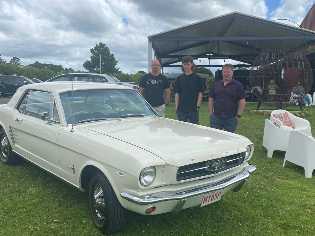 Classic Car cruise to a gin bar