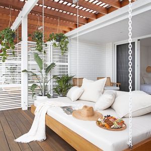 Daybed hanging private deck
