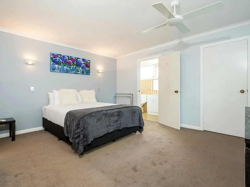 4 Bedroom home in Burleigh - Master Bedroom