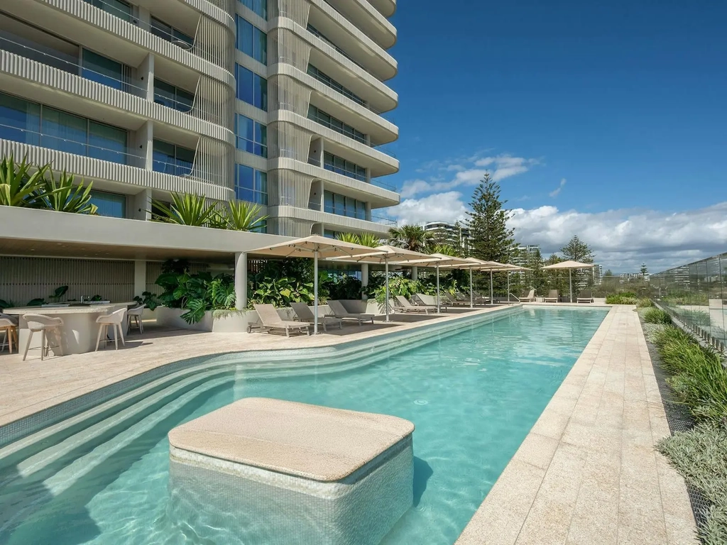 3 Bedroom unit in Kirra - shared pool