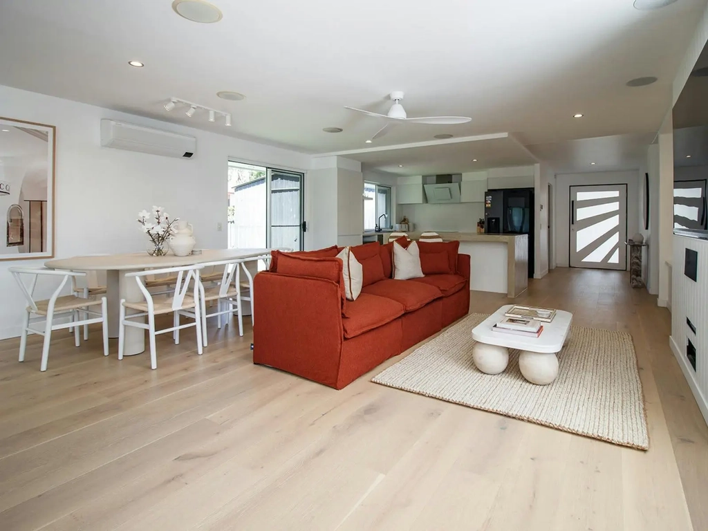3 Bedroom home in Burleigh - Lounge/dining