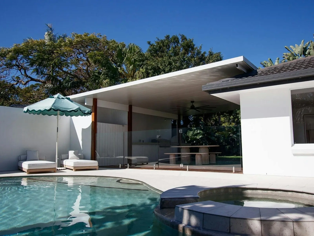 3 Bedroom home in Burleigh - Exterior/Pool