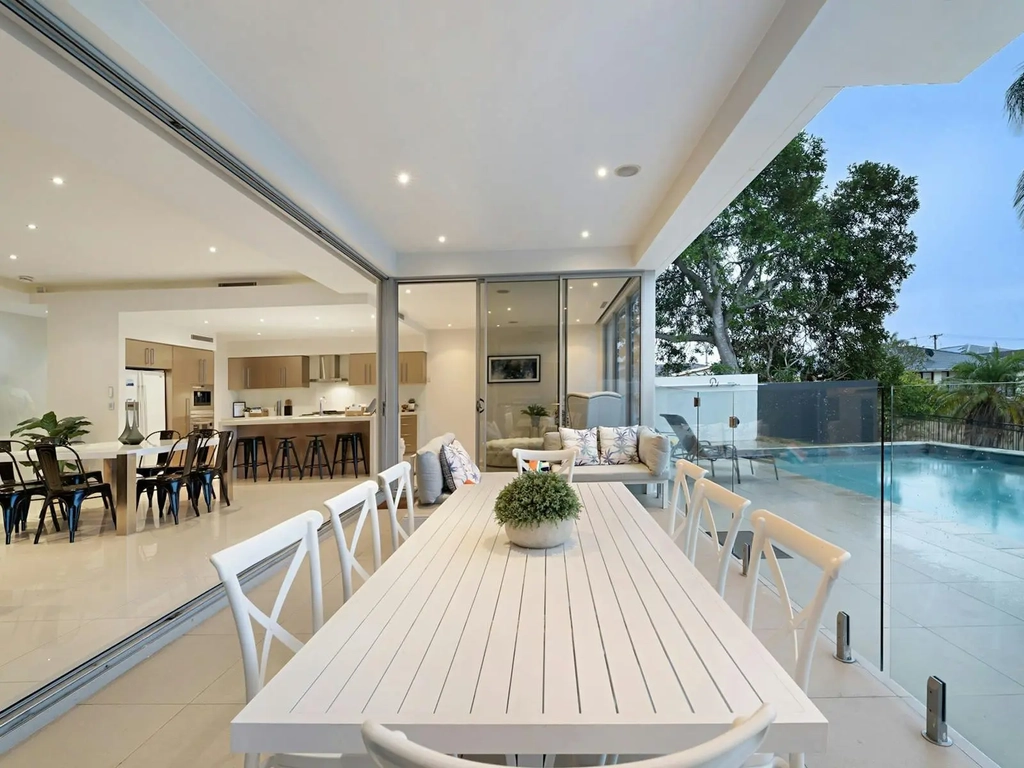 Outdoor undercvoer dining