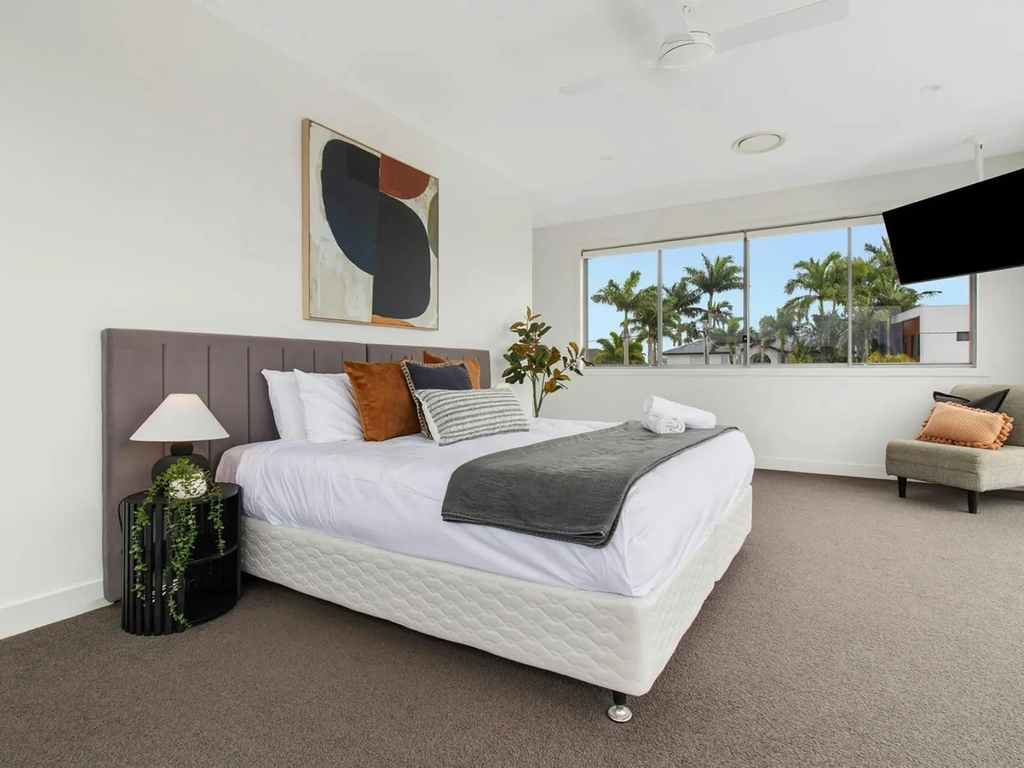 Five Bedroom home in Broadbeach - Master Bedroom