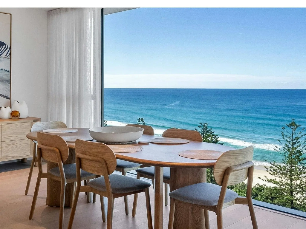 3 Bedroom unit in Burleigh - Dining area