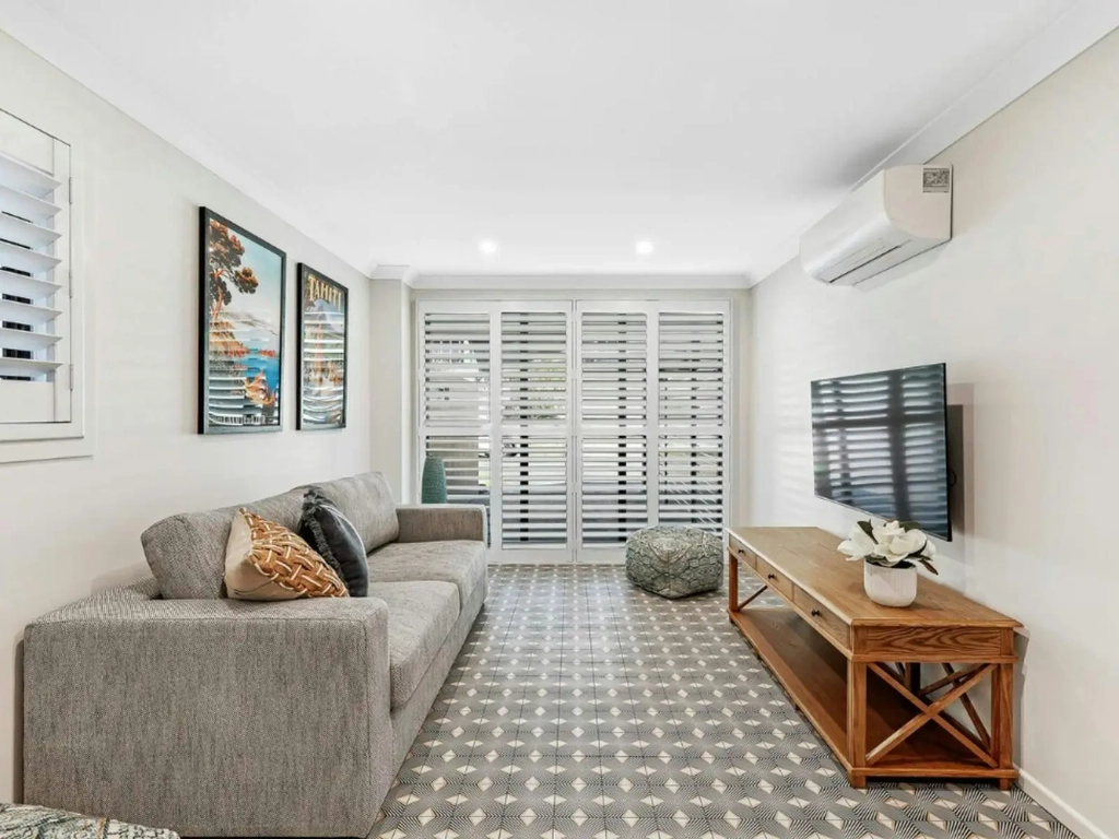 2 bedroom villa in Surfers Paradise -Second lounge