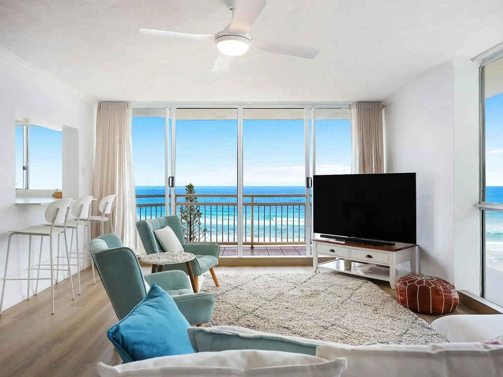 Seacrest Surfers Paradise - lounge room with good lighting over looking the ocean - Gold Coast