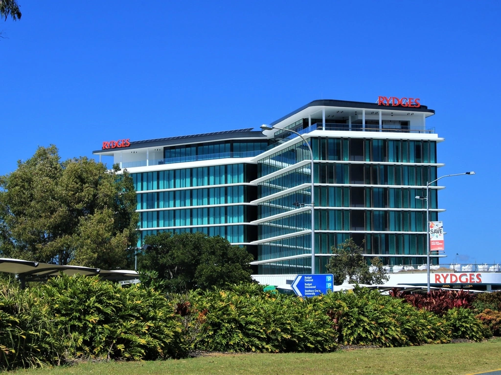 Rydges Gold Coast Airport located at the entrance to the airport is a 5 min walk to the beach