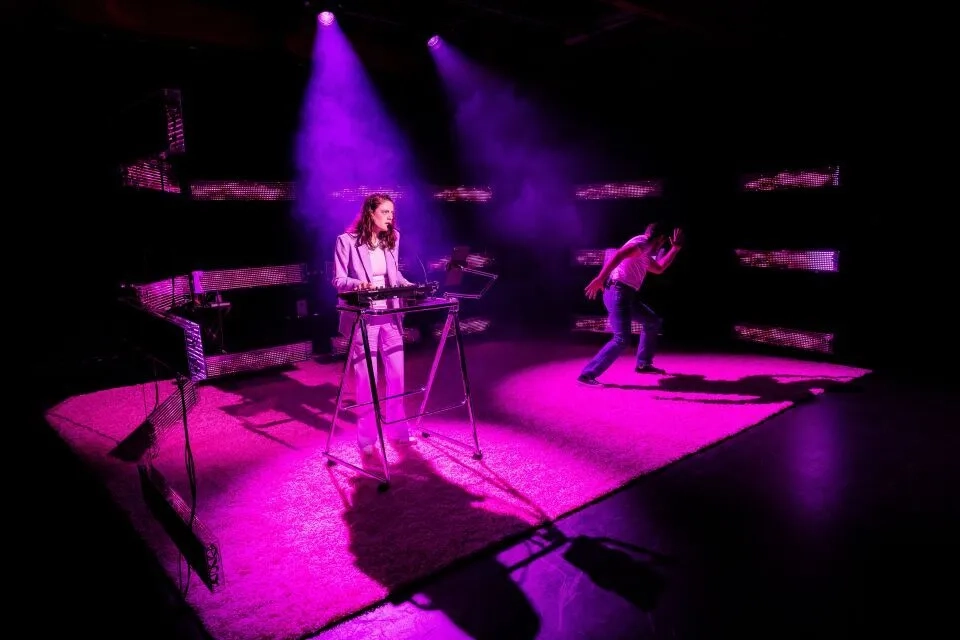 Heartbreak Hotel Image 8