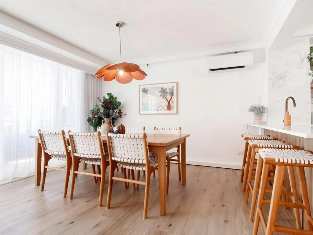 2 bedroom unit in Burleigh - dining area