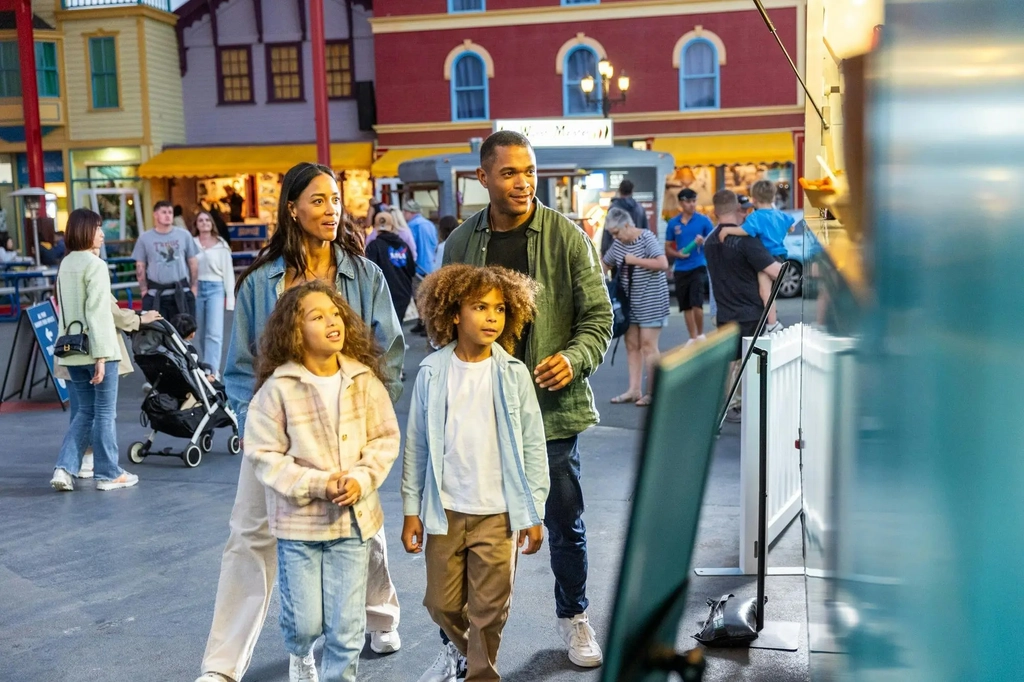 Dreamworld Night Market Image 9