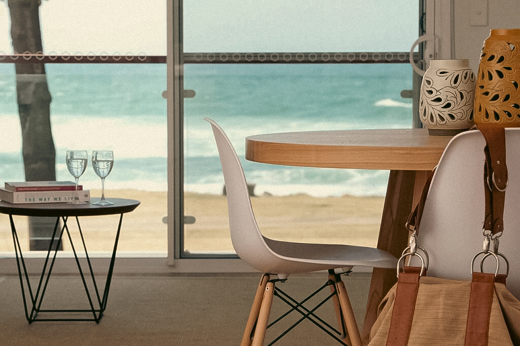 Bujerum-Holiday-Apartments-dining-area-looking-out-to-beach_1024.jpg
