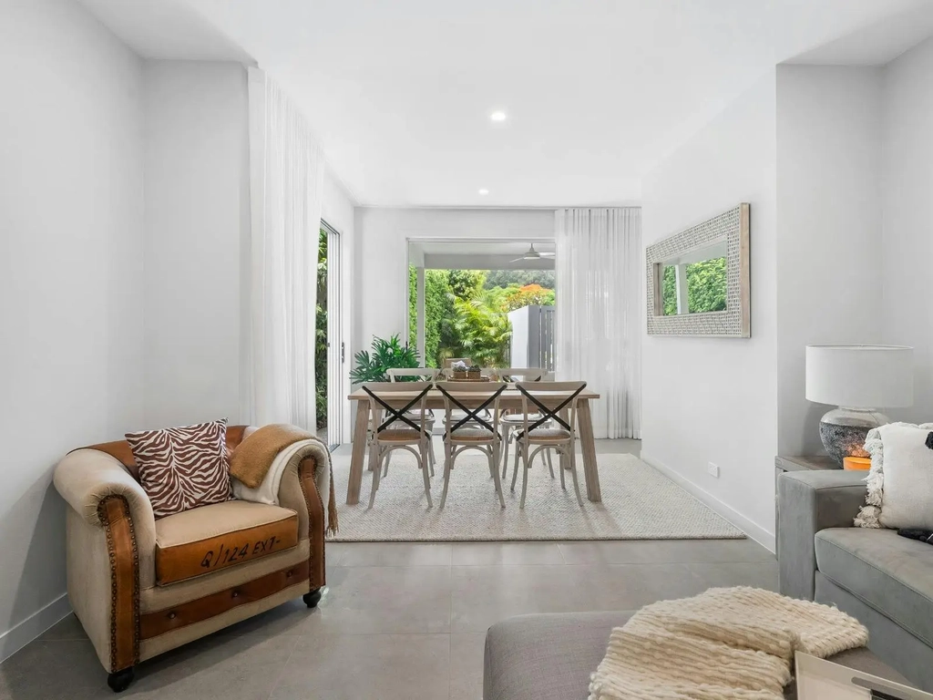 3 Bedroom home in Burleigh - Dining area