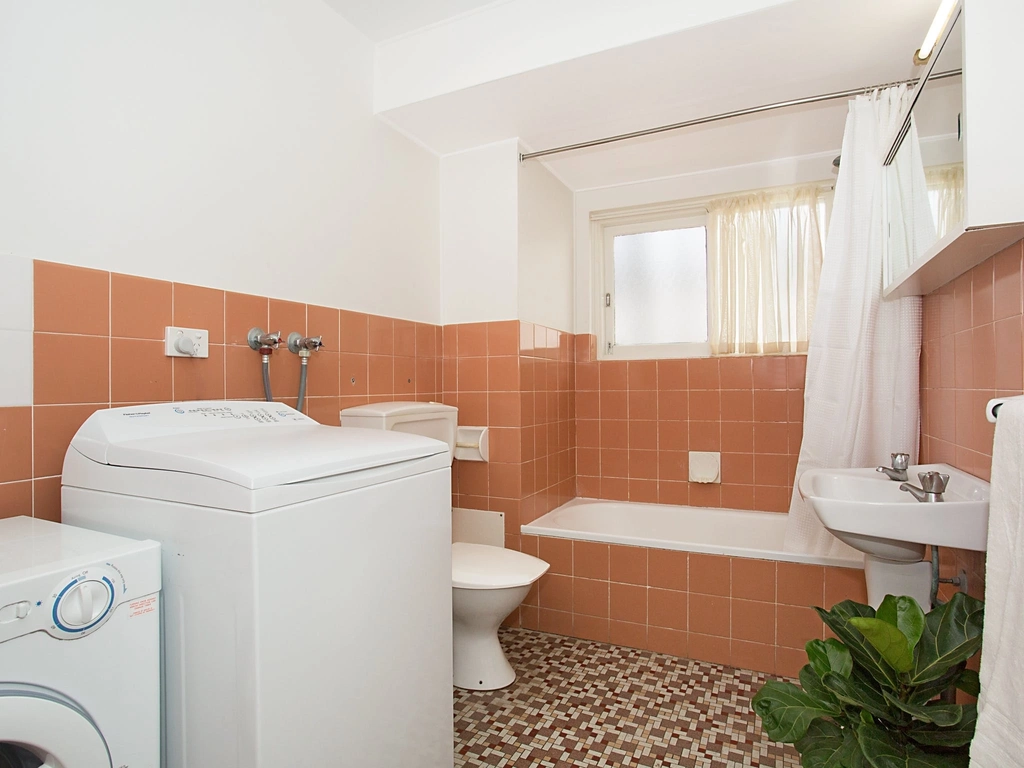 King Tide - Broadbeach - Bathroom and Laundry