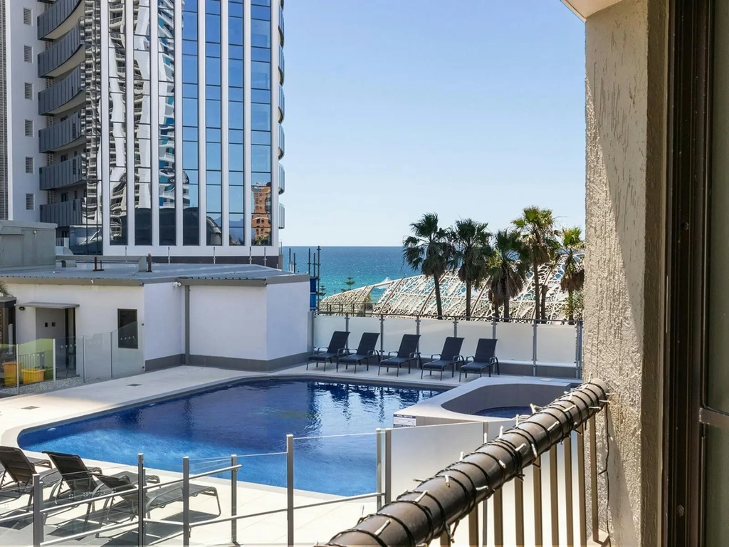 3 Bedroom unit in Surfers Paradise - shared pool