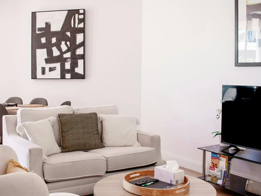 3 Bedroom unit in Surfers Paradise - Lounge