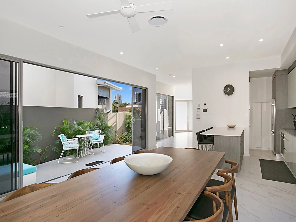 Ray Of Sunshine - Broadbeach Waters - Indoor Dining Area