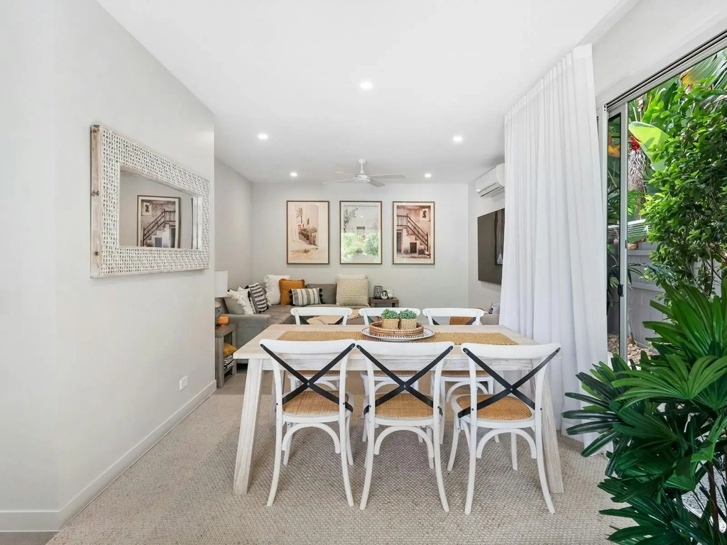 3 Bedroom home in Burleigh - dining area