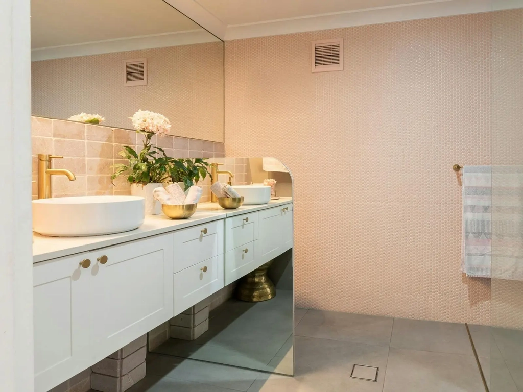 2 bedroom unit in Surfers Paradise - bathroom