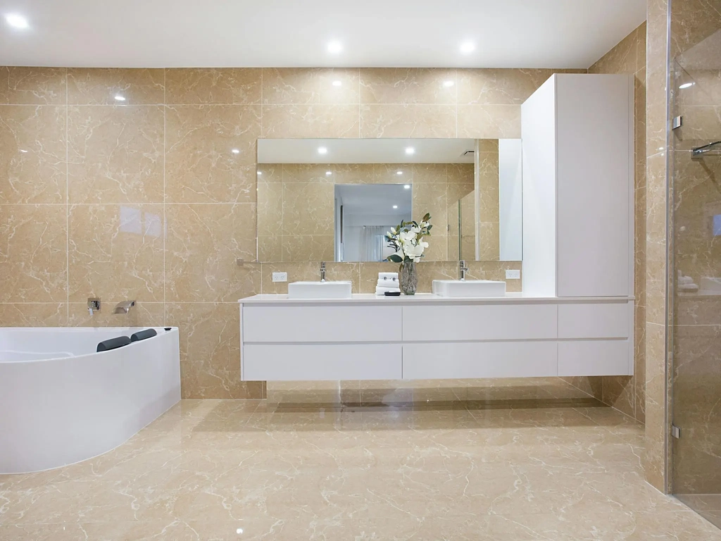 Master Ensuite with large bath