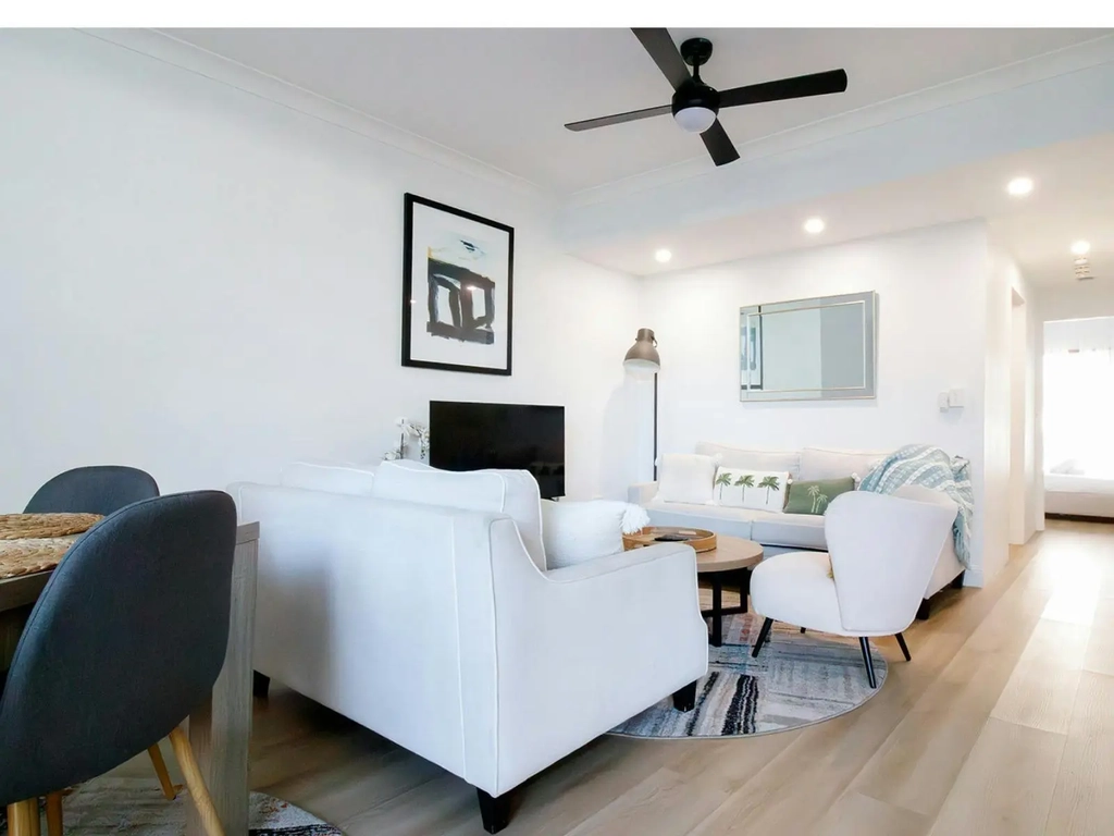 3 Bedroom unit in Surfers Paradise - Lounge