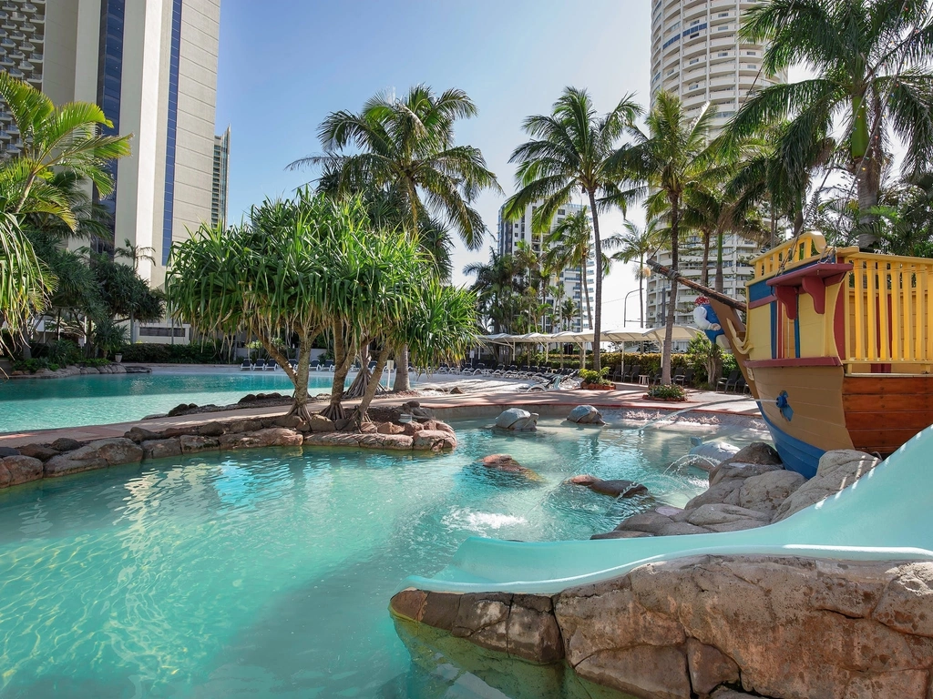 Mantra Crown Towers - Swimming Pool