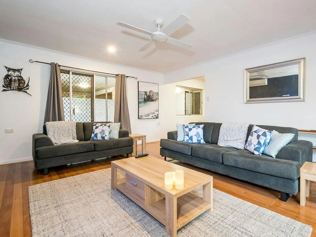 4 Bedroom home in Burleigh - Lounge