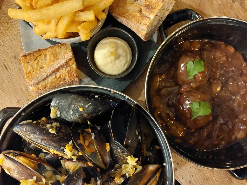 Mussels, Meatballs, Chips